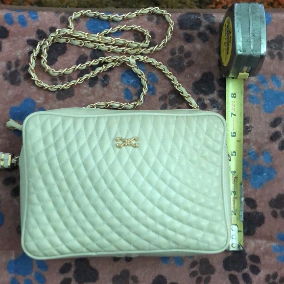 Cream with gold chain evening bag. - Picture 4 of 4